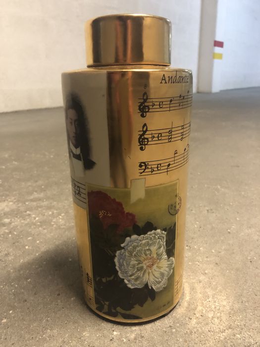 Pote em loiça dourado