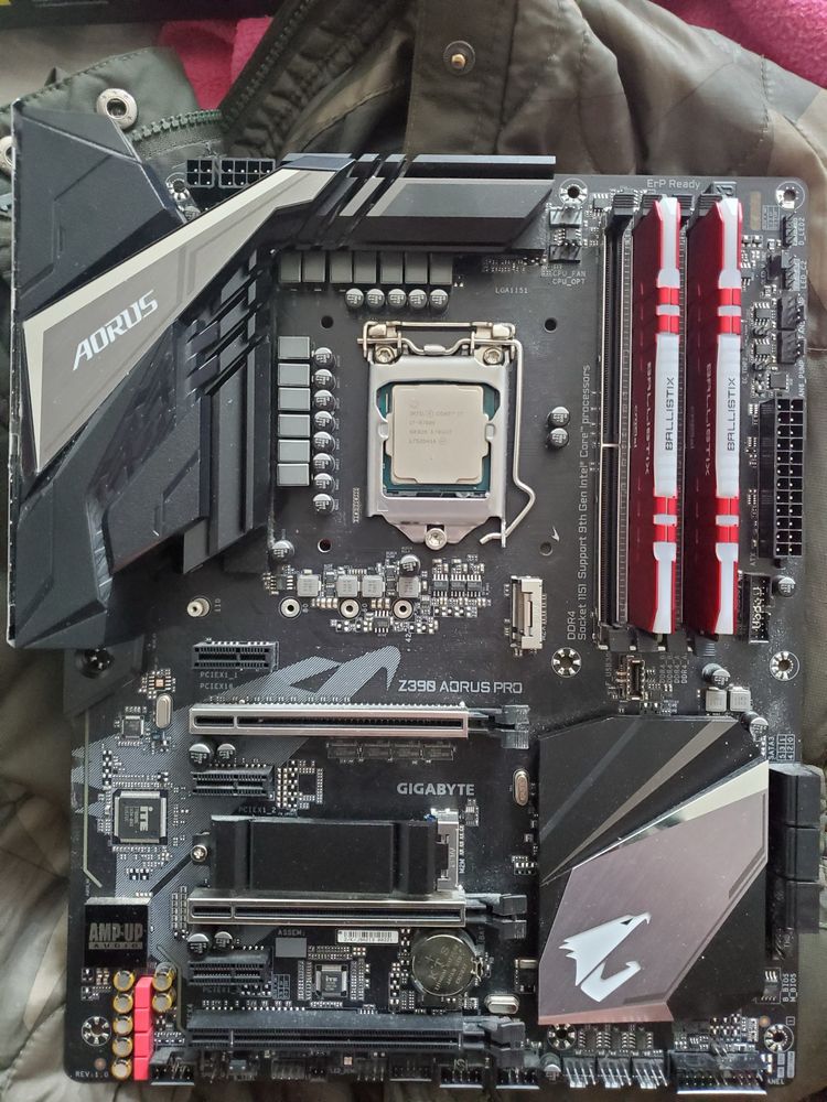 Продам ігровий комплект Intel Core i7 8700k+Aorus Z390+16gb ddr4