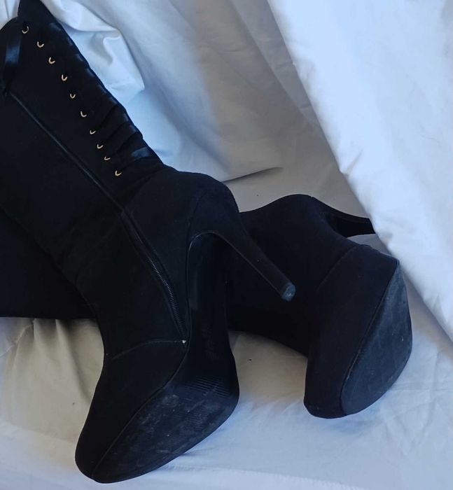 Botas pretas alta, camurça