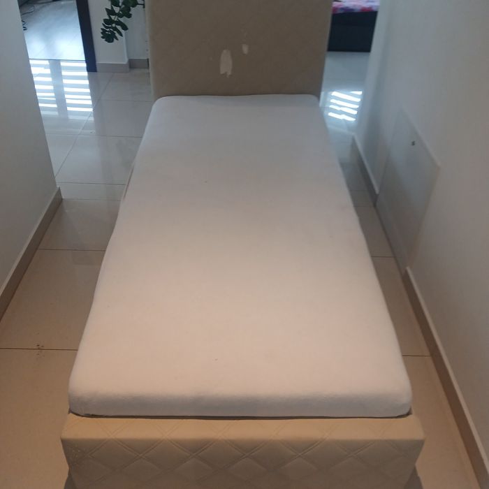 ŁÓŻKO z materacem  9Ocm.