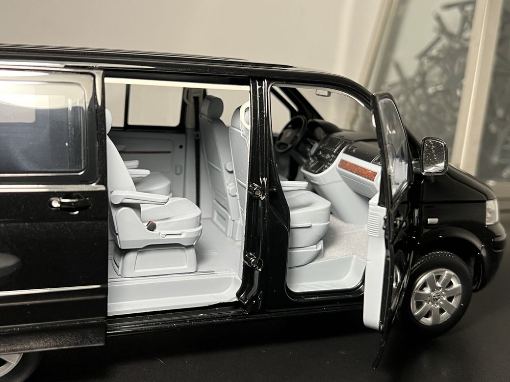 Sprzedam model 1:18 Volkswagen Multivan T5 Norev [NOWY]