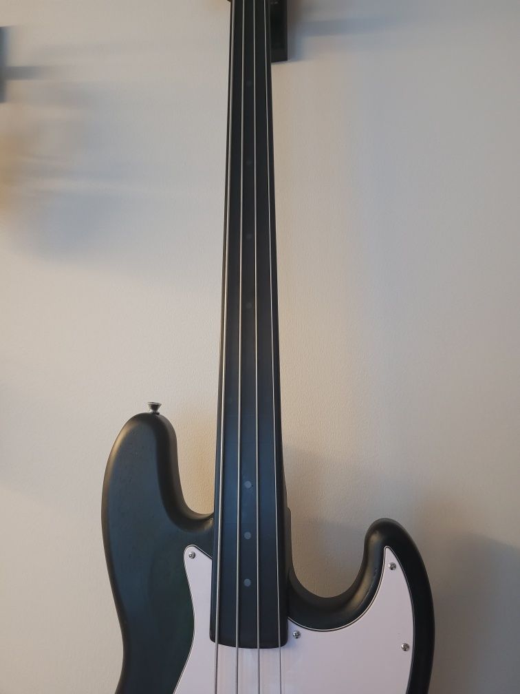 Bas bezprogowy DYI Harley Benton fretless unikat!