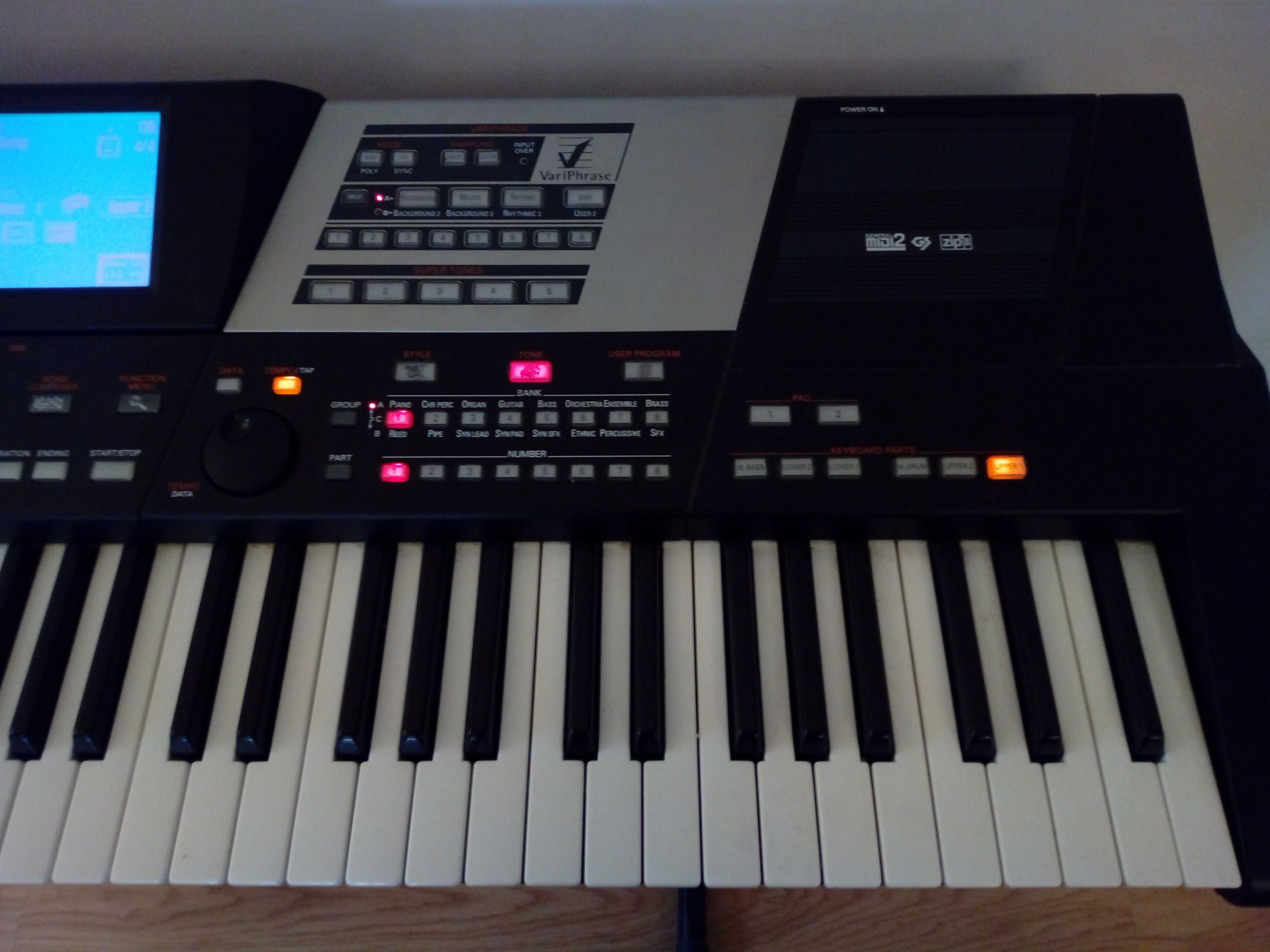 Teclado musical - Roland VA-76, com suporte