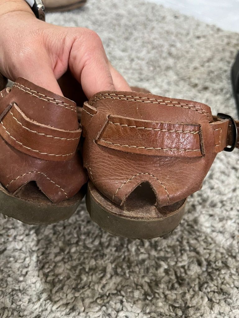 Sandálias em couro