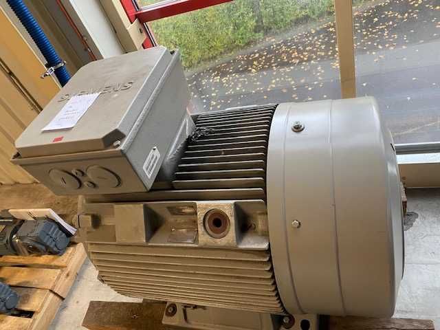 Silnik Siemens 110 kW, 2982 obr./min, stan bdb, dmuchawa podciśnienia