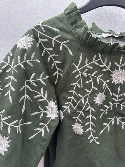 Стильна зелена вишиванка з квітковою вишивкою