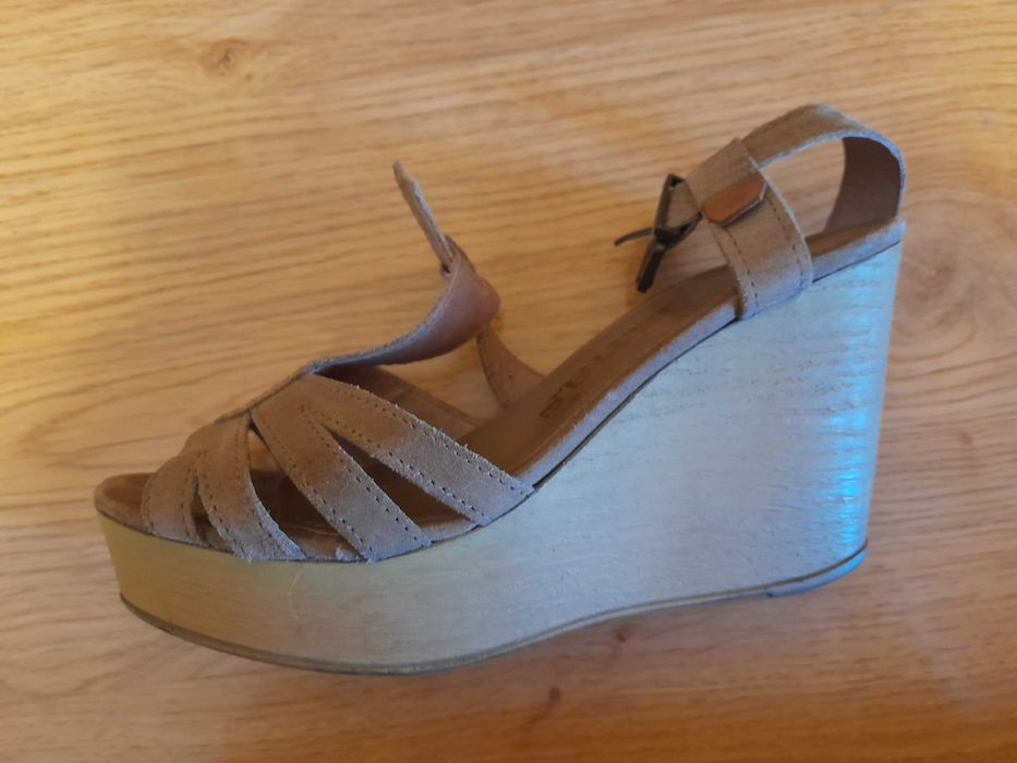 Sandálias Cubanas, com cunha, em camurça bege, tam 38.Em bom estado.