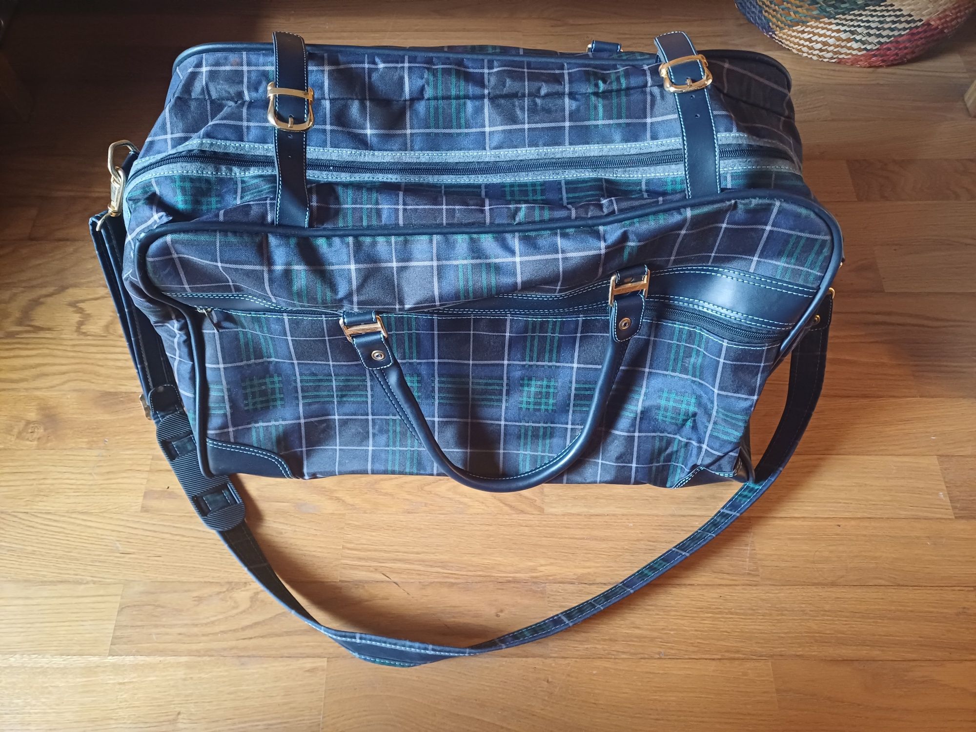 Mala de viagem azul, da marca Jacto, estilo vintage