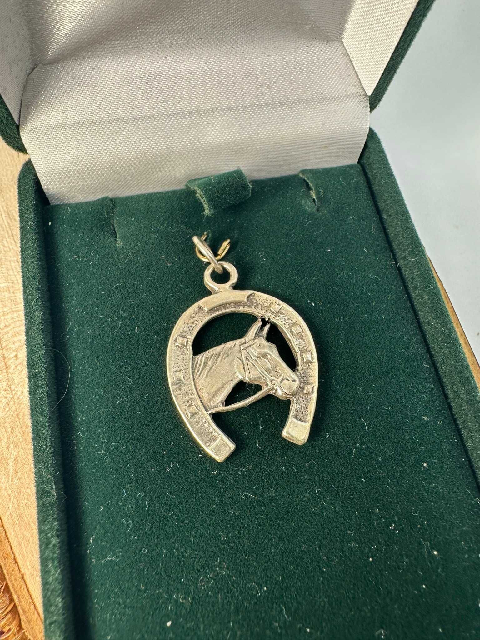 Srebrna zawieszka koń w Podkowie 2,5 x 2 cm