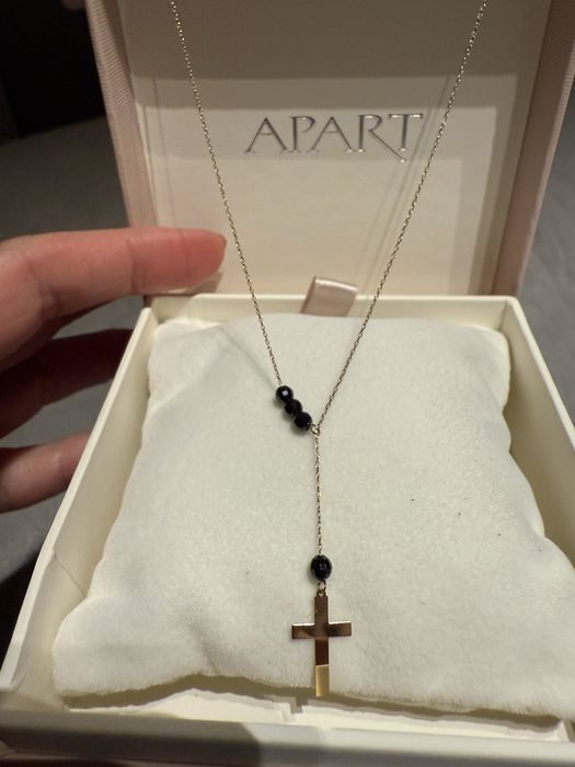 Naszyjnik złoty- celebrytka- krzyżyk, czarne koraliki