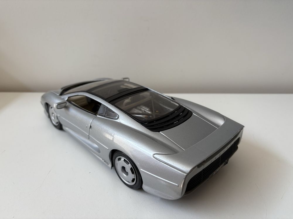 Model Jaguar XJ220 1:18 Maisto