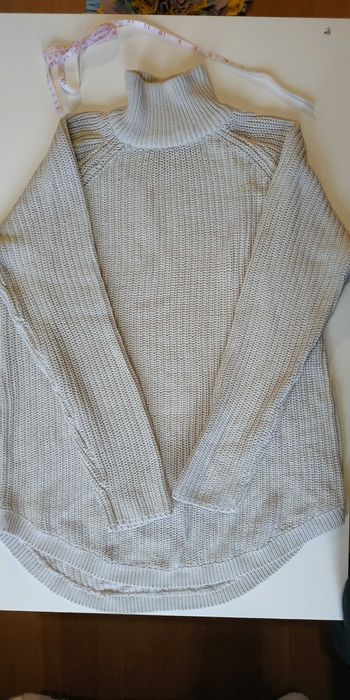 Długi, gruby, biały sweter golf oversize 50% bawełna