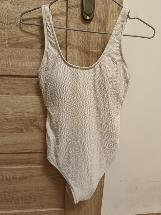 Damski jednoczęściowy biały kostium kąpielowy z wyciętymi plecami wbud