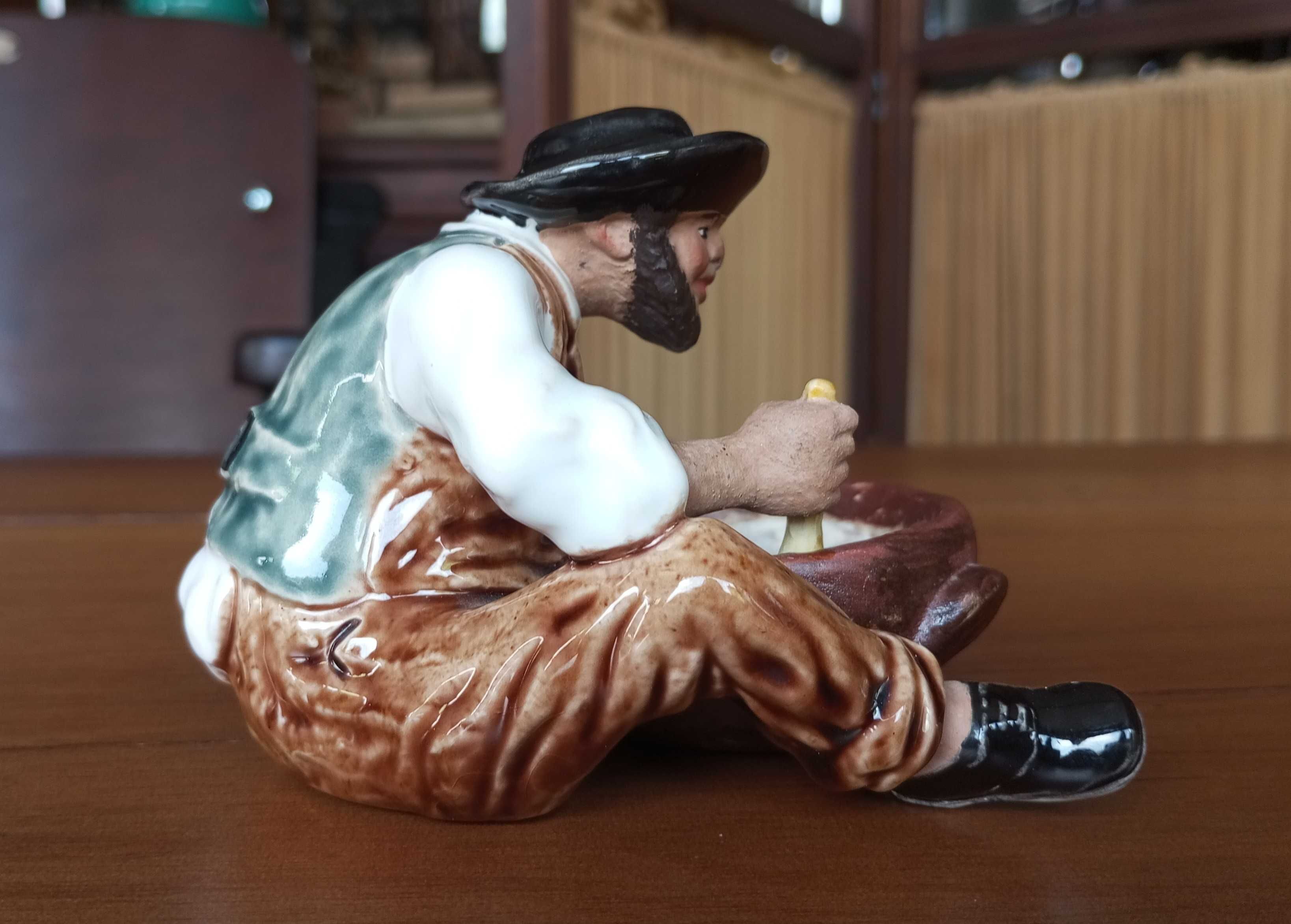 Escultura Zé Povinho preparando papas faiança Bordalo Pinheiro séc. XX
