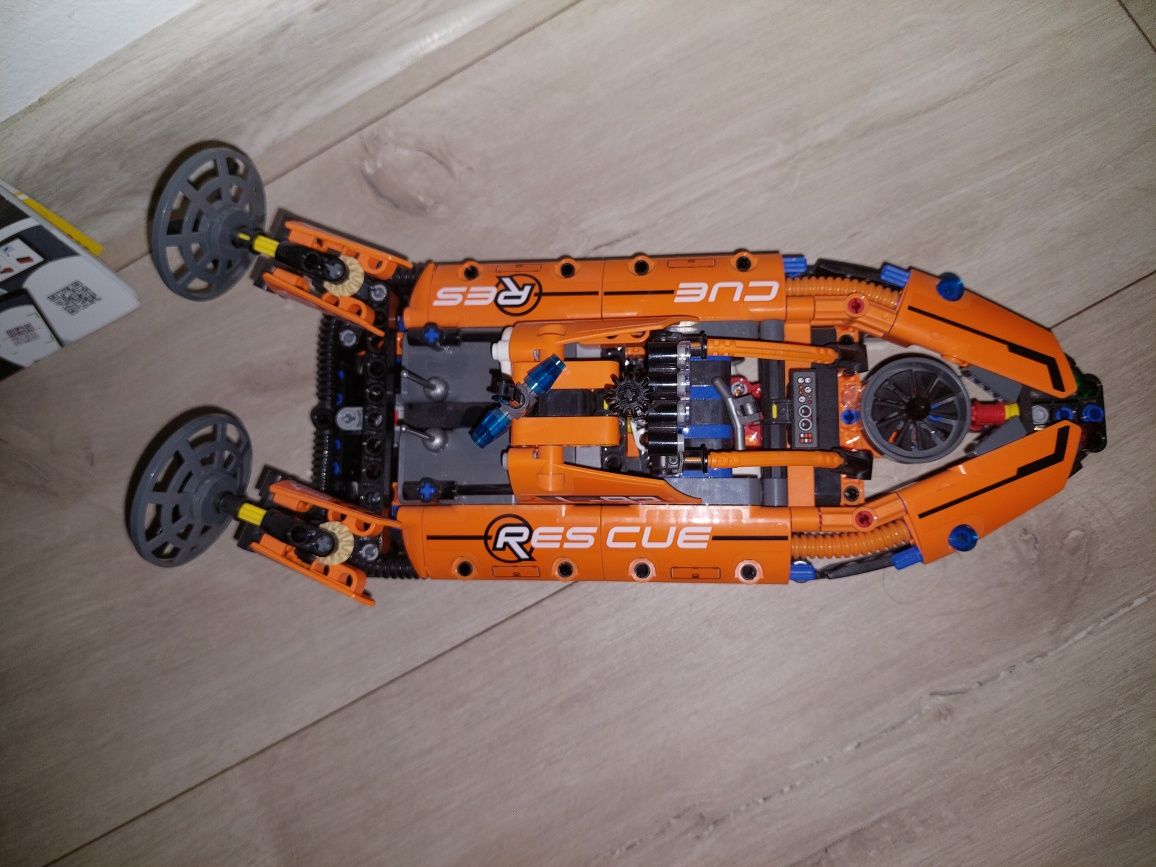 LEGO Technic poduszkowiec 42120