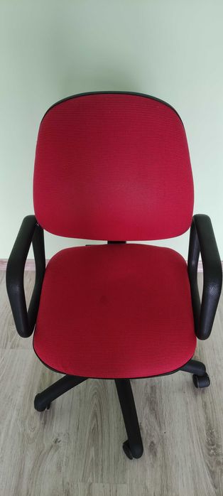 Офисное кресло с регулировкой и на роликах