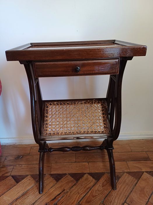 Mesa de apoio em madeira + Camilha Vintage