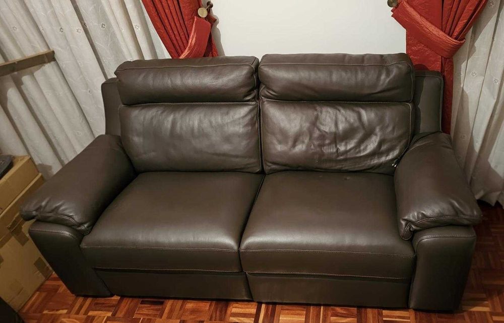 Sofá 2/3 lugares Chateau d’Ax em pele — Como novo