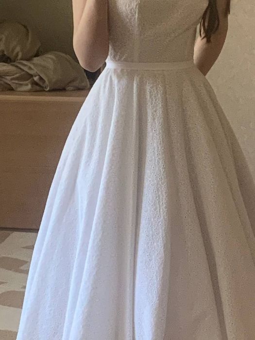 Пишна біла сукня