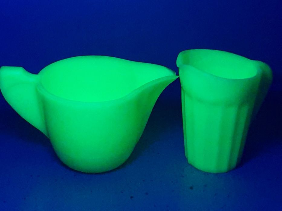 Raro antigo conjunto de jarrinhos em vidro opalino urânio