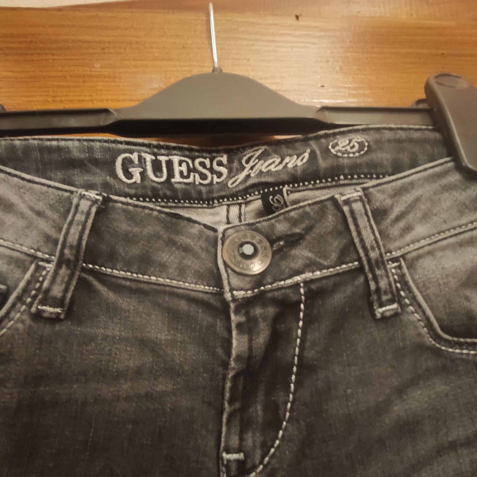 Женские джинсы фирмы guess
