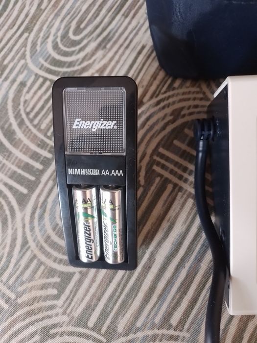 Aparelho de medir a tensão e carregador de pilhas Energizer .
