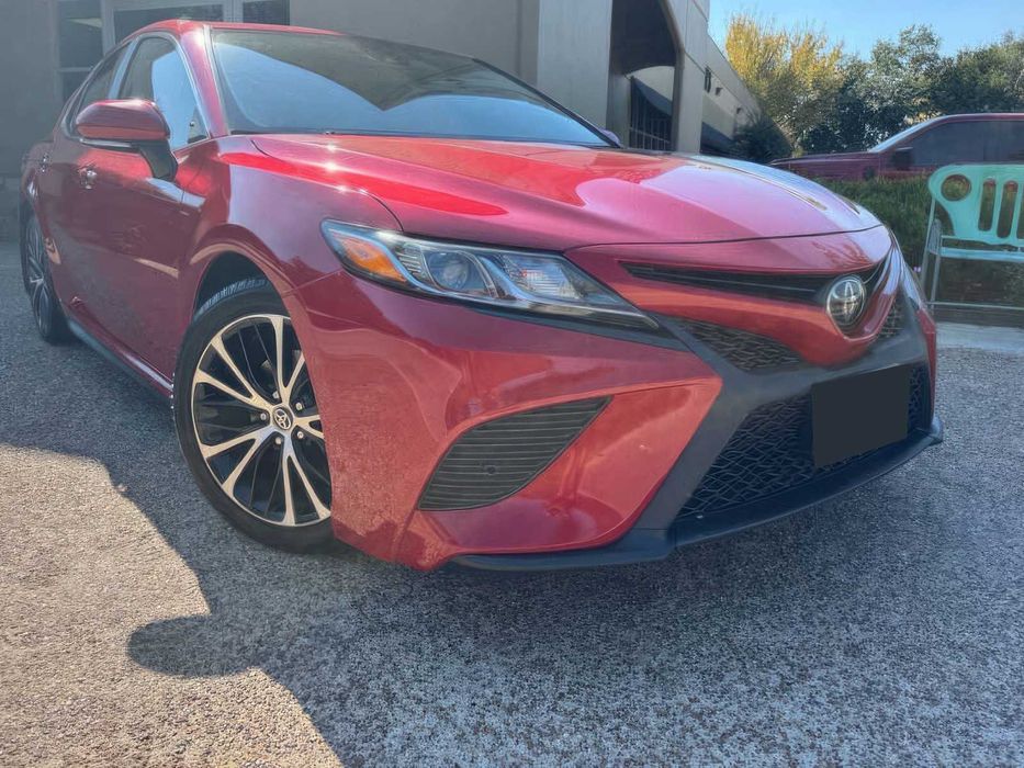 Toyota Camry SE      2020