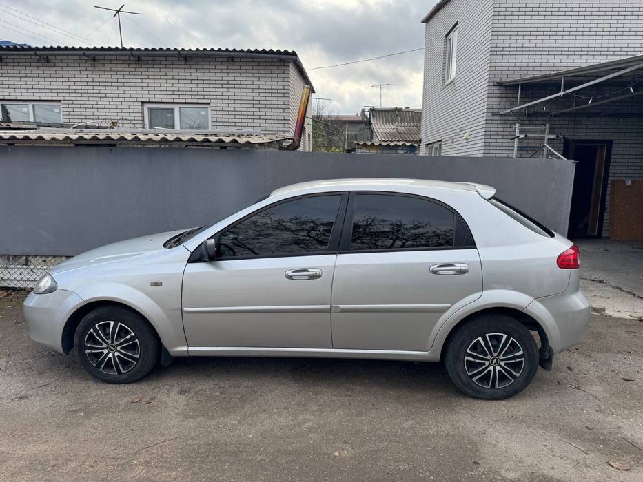 Продам авто шевроле лачеьи хечбэк