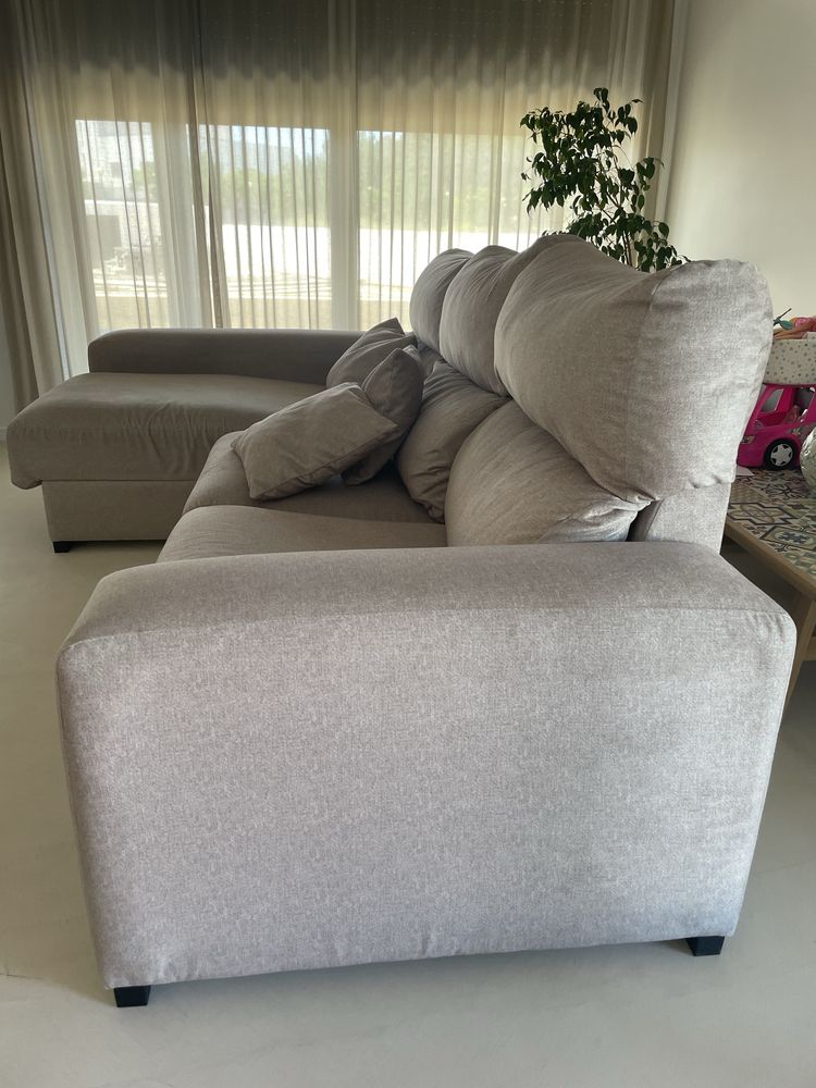 Sofa beje 3 lugares com chaise longue