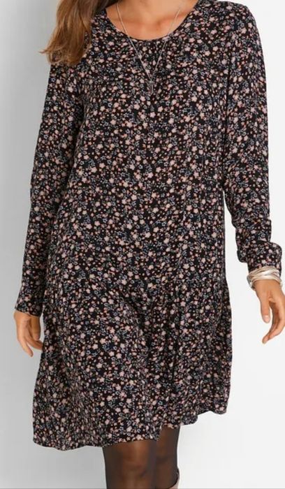 Sukienka Czarna w kwiaty z Falbana z lejącej wiskozy