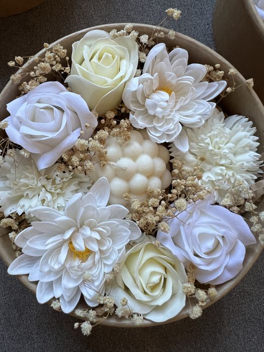 Zestaw prezentowy kwiaty mydlane, świeca sojowa