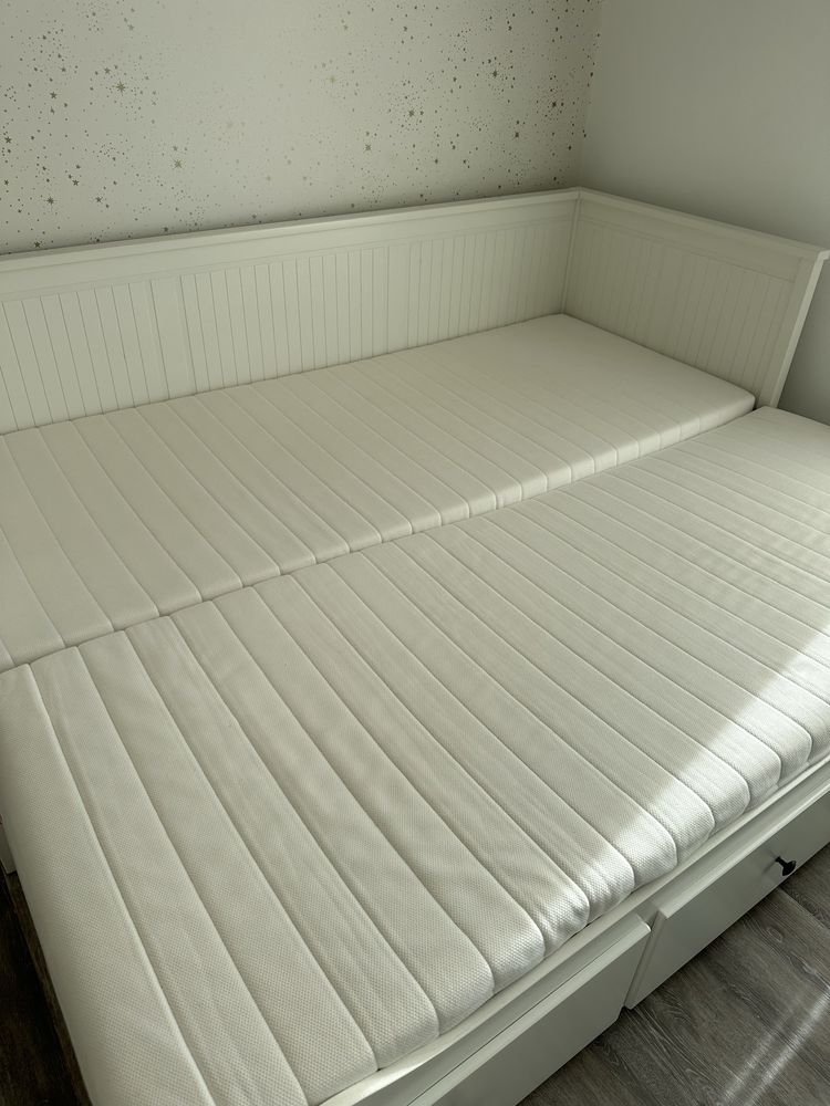 Uma cama individual que pode ser sofá cama ou ate mesmo cama de casal