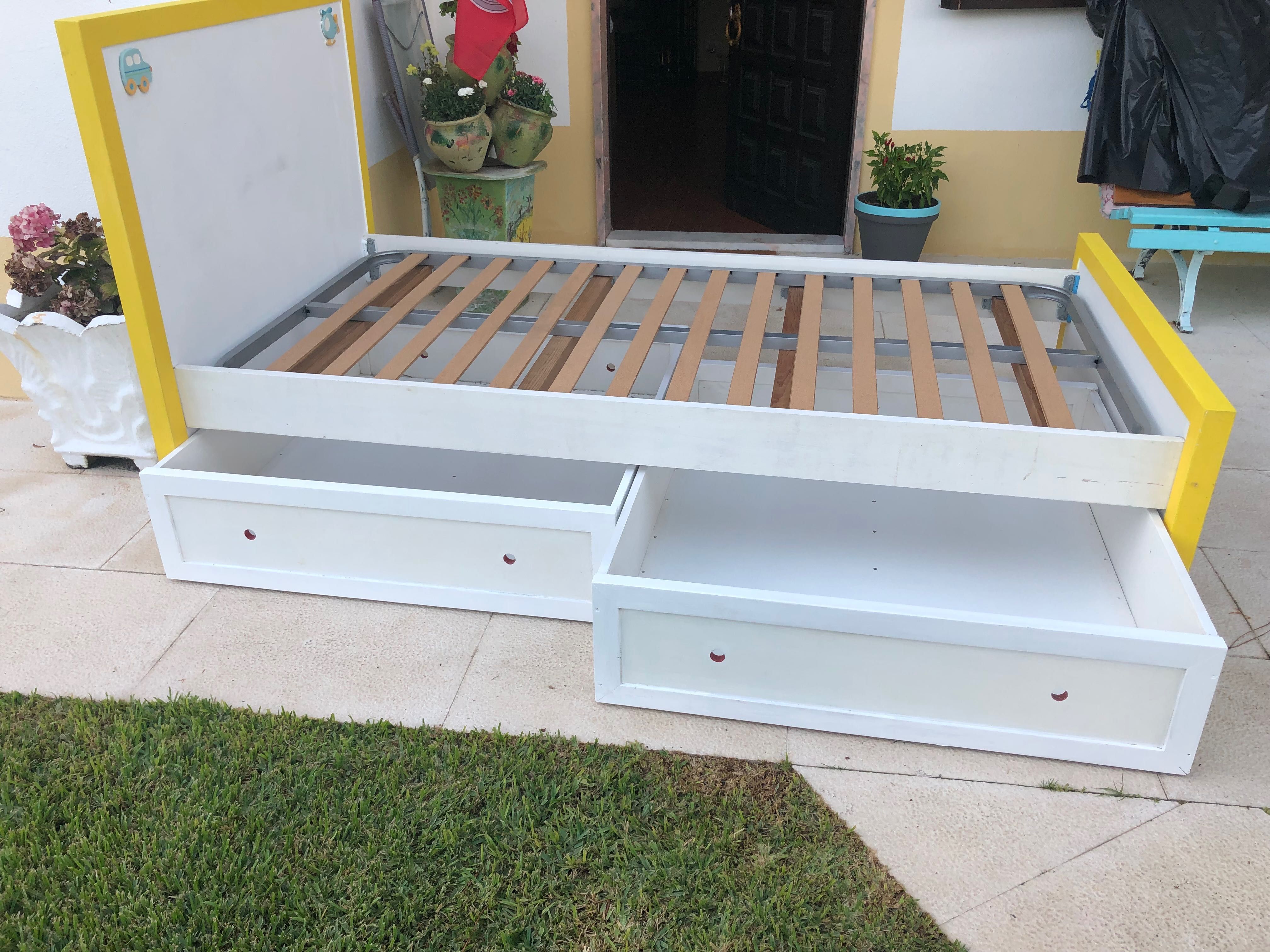 Cama solteiro com gavetões