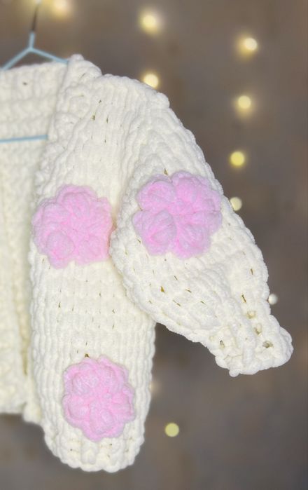 Дитячий плюшевий кардиган з обʼємними квітами