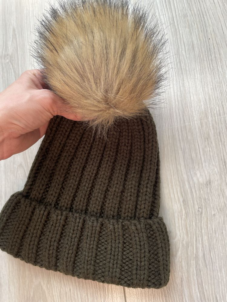 Czapka khaki z pomponem hm
