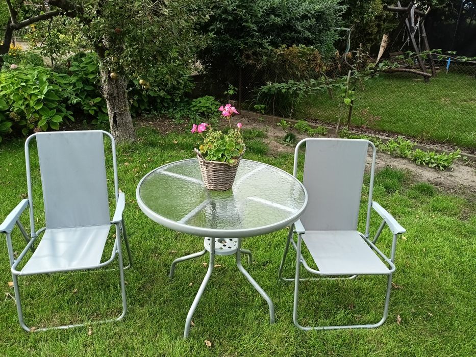 Stolik z 2 leżakami