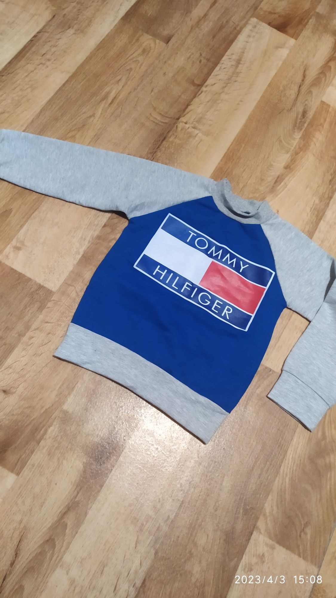 Свитшот Tommy Hilfiger на мальчика 5-6 лет.