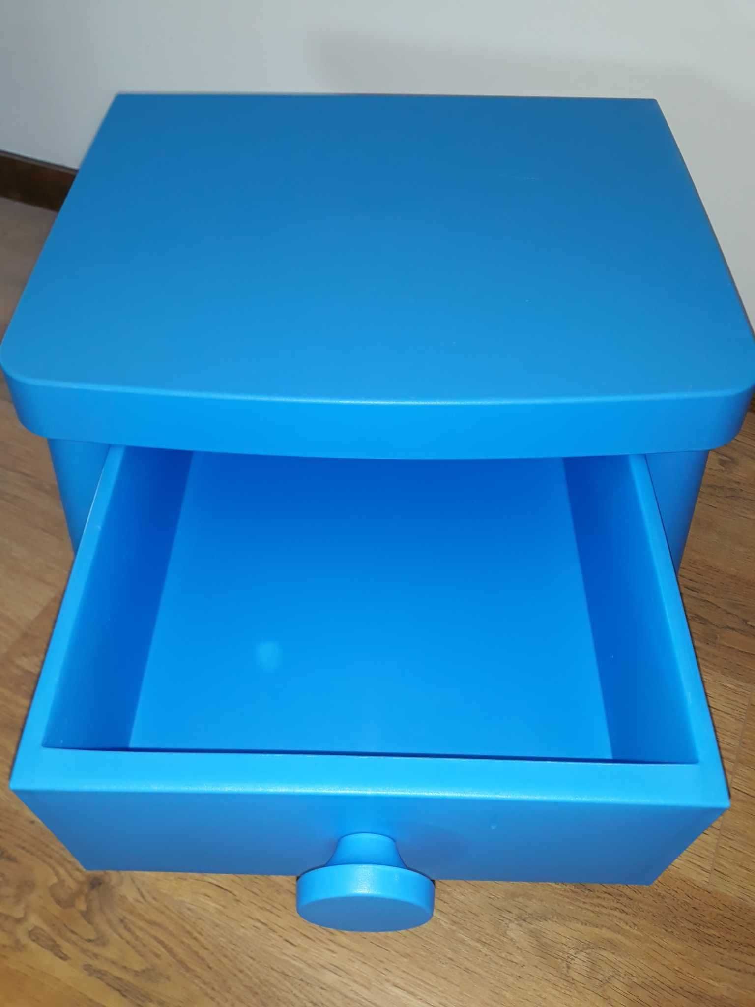 Mesa de cabeceira azul para criança