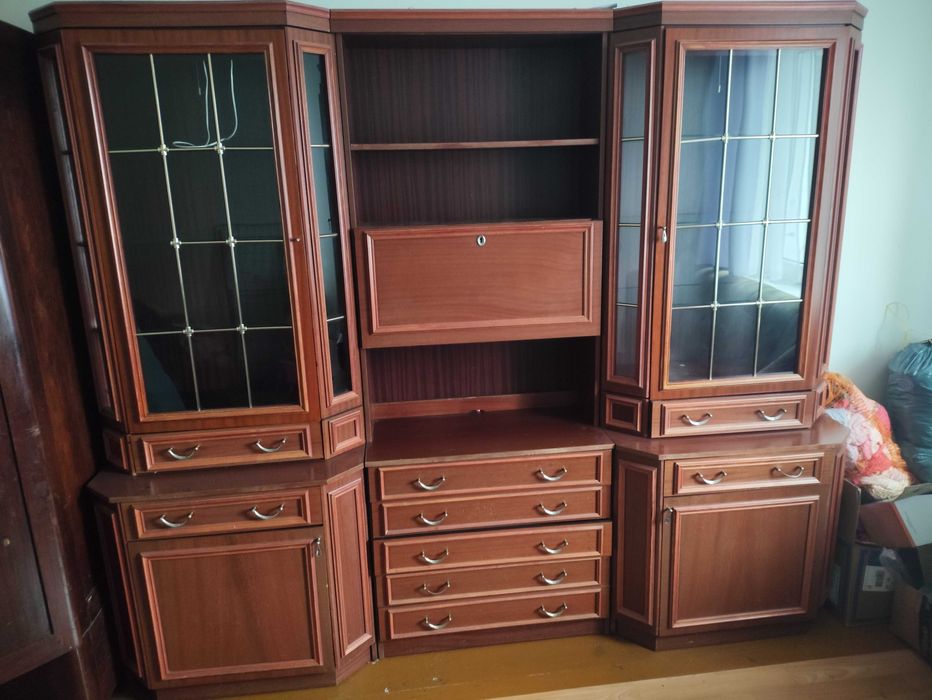 Meblościanka ciemna z witrynami