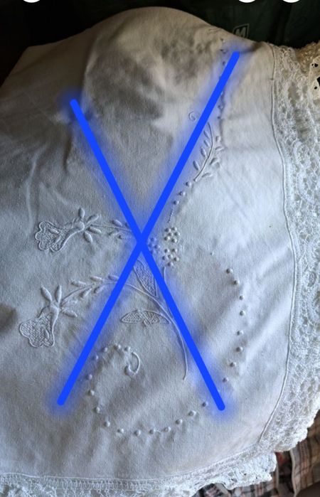 Vários lençóis algodão brancos com renda e bordados