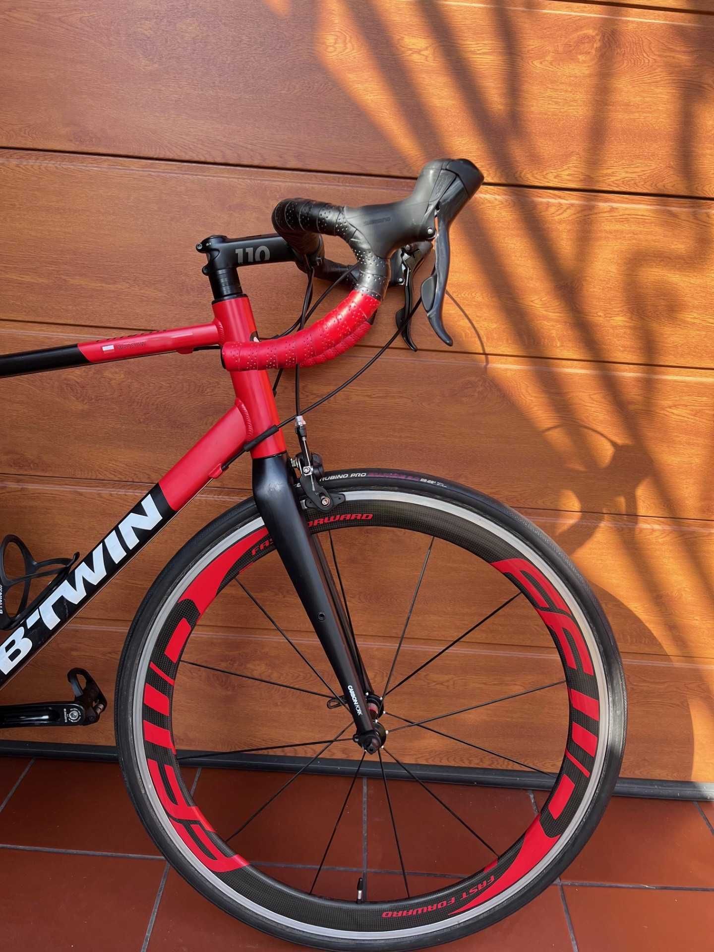 Rower szosowy B'twin triban 520 btwin szosa karbonowe koła i widelec