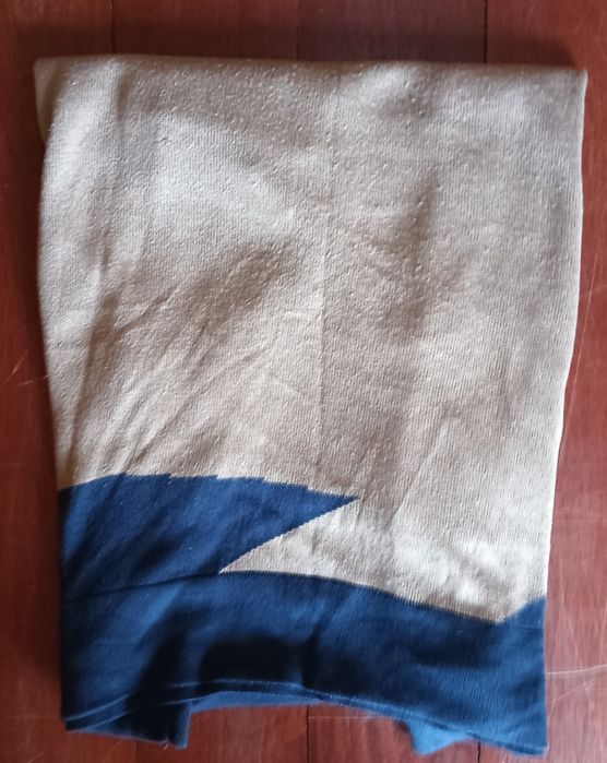 Camisola azul e bege