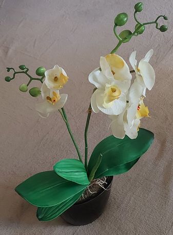 Орхидея искусственная в керамическом горшке