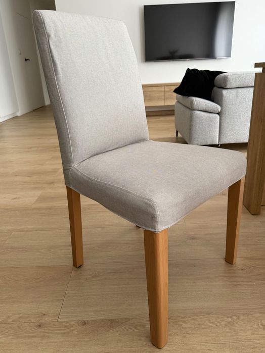 Drewniany stół krzesłami (rozkładany)