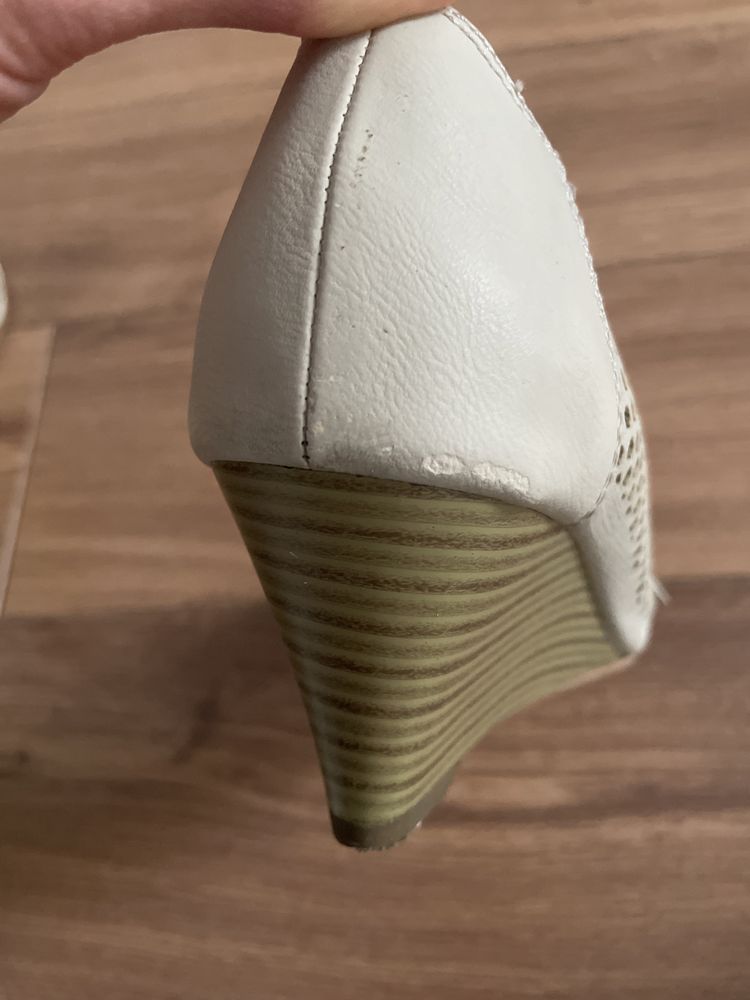 Buty z odkrytymi palcami, sandały na koturnie rozm. 38