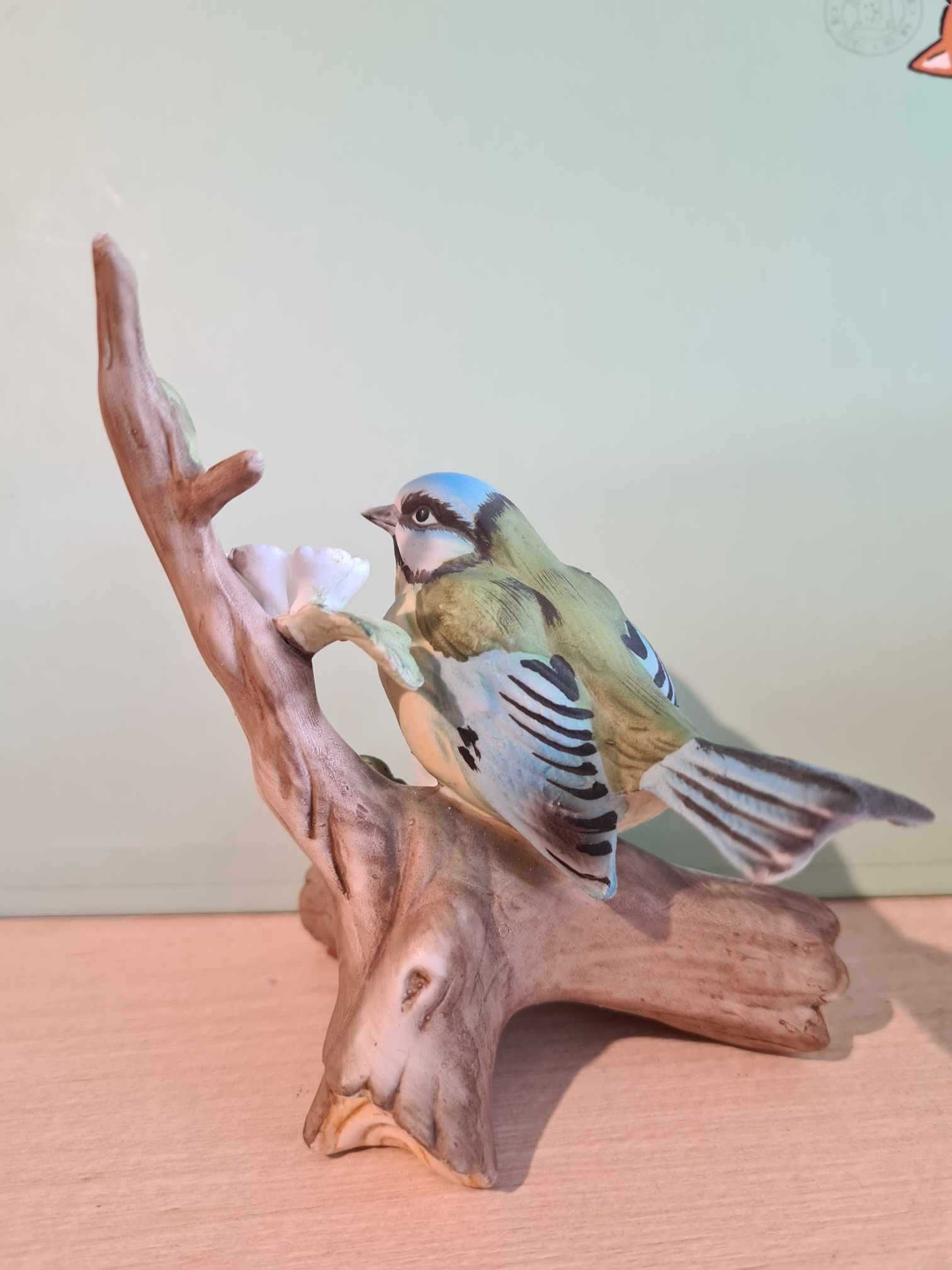 Porcelanowa figurka ptak sikorka modraszka na gałązce jabłoni
