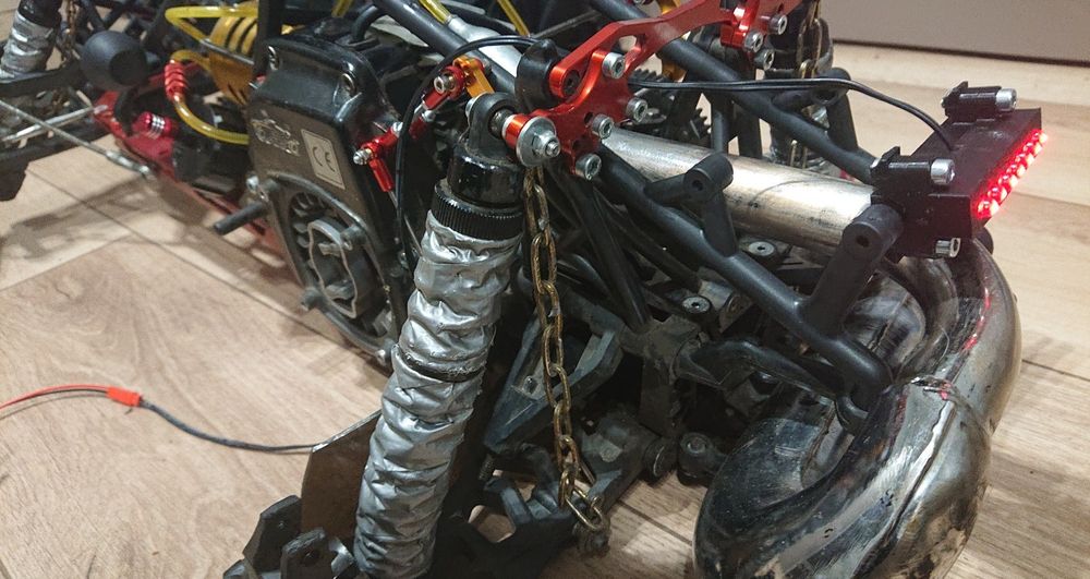 Baja 5b Światło tylne czerwone (pod spoilerem)