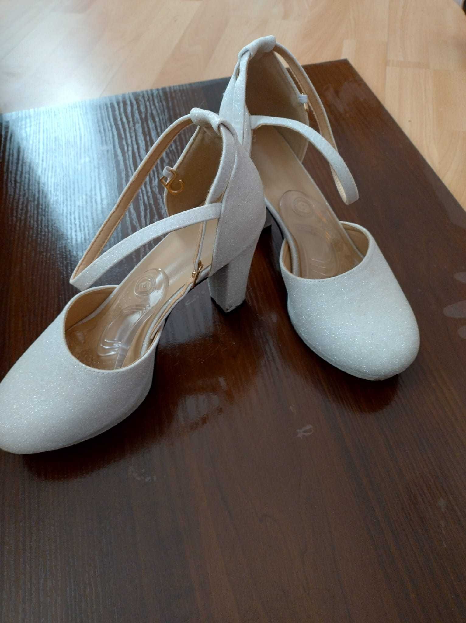 Buty białe brokatowe