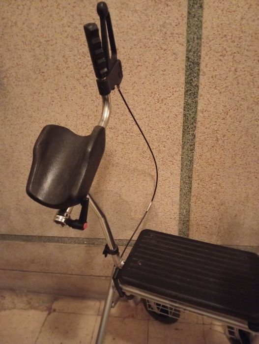 Andarilho com rodas/apoio braços/assento