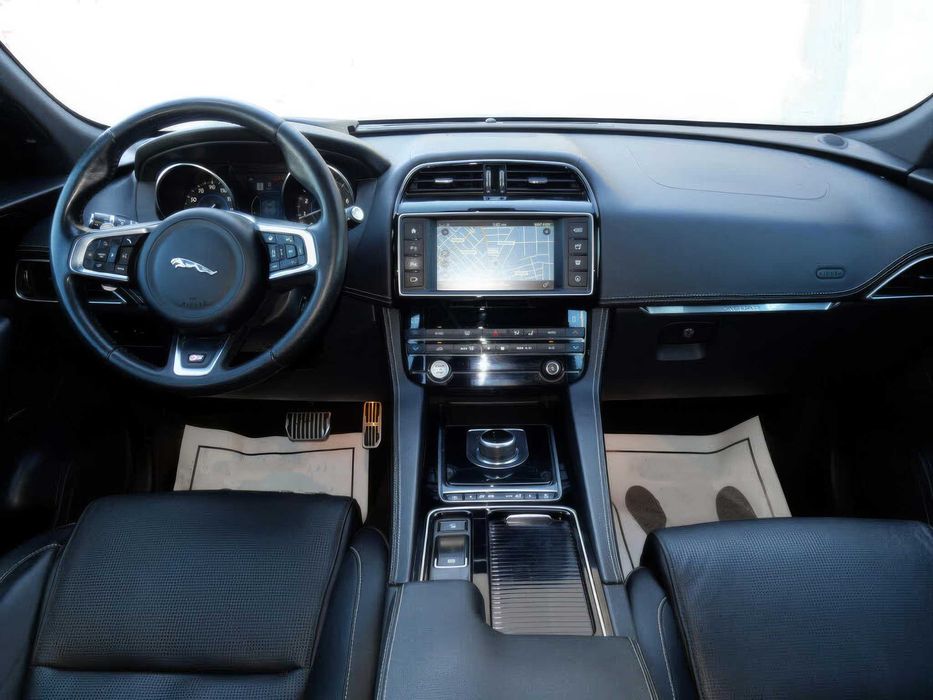 Jaguar F-PACE S      2018